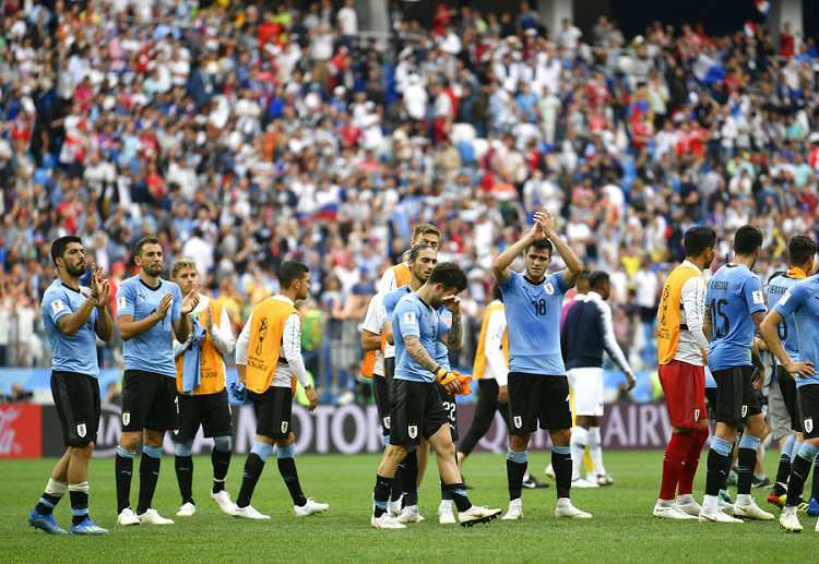 Trận Uruguay vs Pháp: Thủ môn Uruguay xử lý bất cẩn, để bóng bật vào khung thành.