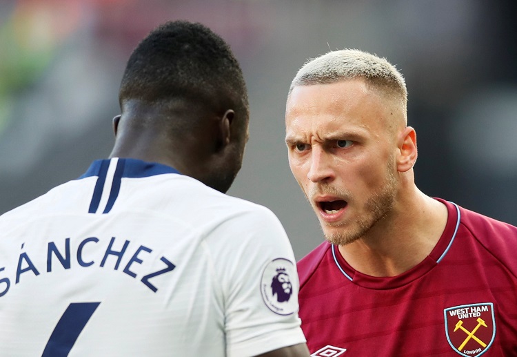 Premier League: Chicharito đã đưa bóng vào lưới Tottenham nhưng Arnautovic trước đó đã việt vị