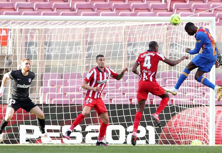 La Liga: Barcelona gặp rất nhiều khó khăn trước các cầu thủ trẻ trung hơn bên phía Atletico.