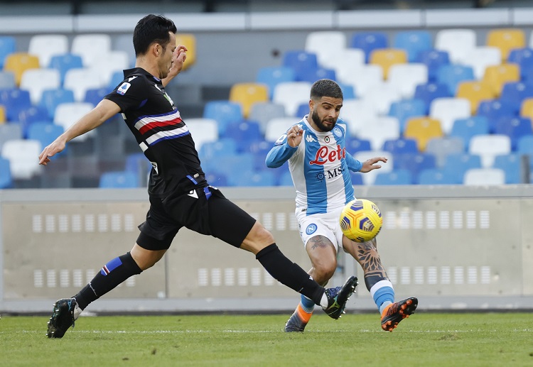 世界杯 日本的吉田麻也禁区内接球