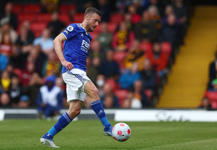 Jamie Vardy prepares as Leicester City take on Chelsea in the Premier League