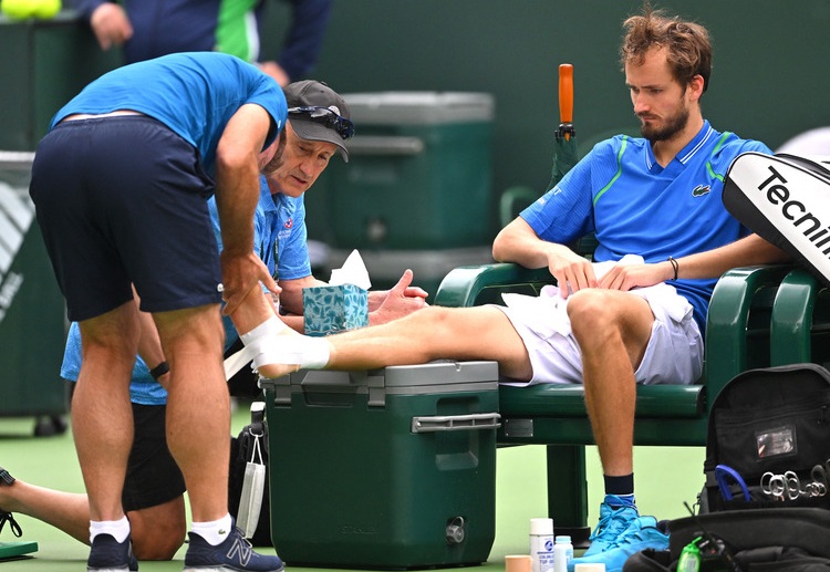 Daniil Medvedev keeps his Miami Open hopes alive as he qualifies to the fourth round