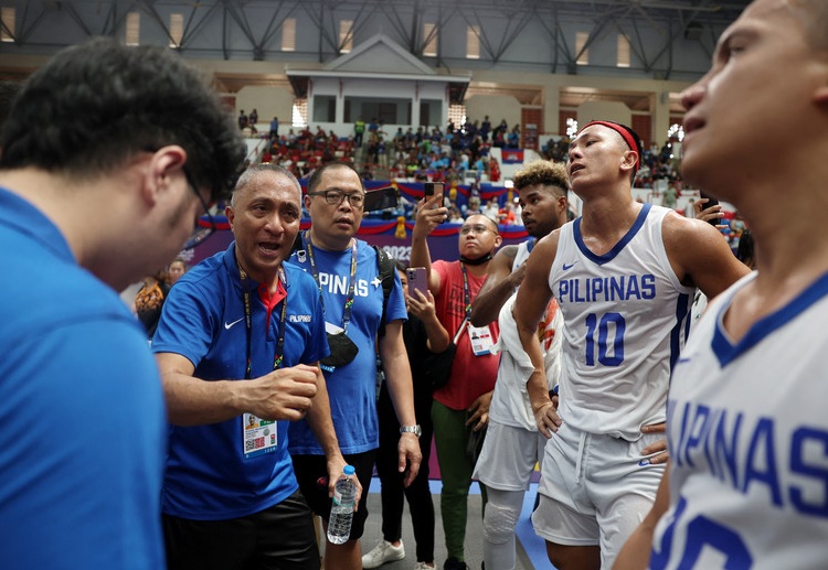 菲律宾男子篮球队主教练正在指挥比赛